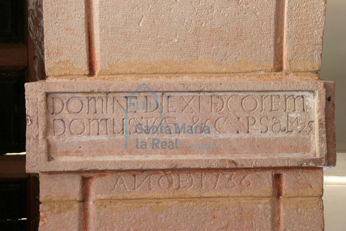 Inscripción en la clave de la puerta de acceso a la nave
