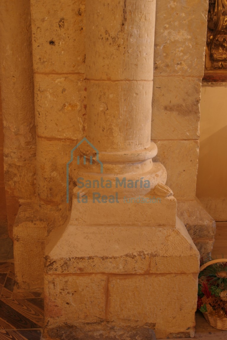 Basa ática de las columnas del presbiterio con grueso toro inferior, decorada con garras