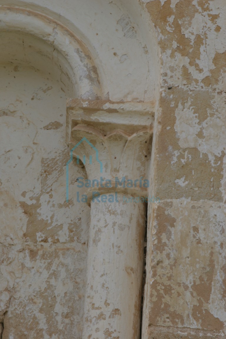 Capitel exterior de la ventana absidal del lado norte