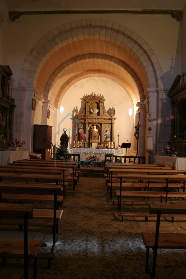 Vista interior de la iglesia desde los pies