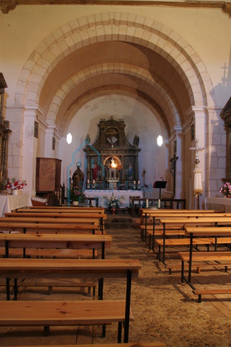 Vista interior de la iglesia desde los pies