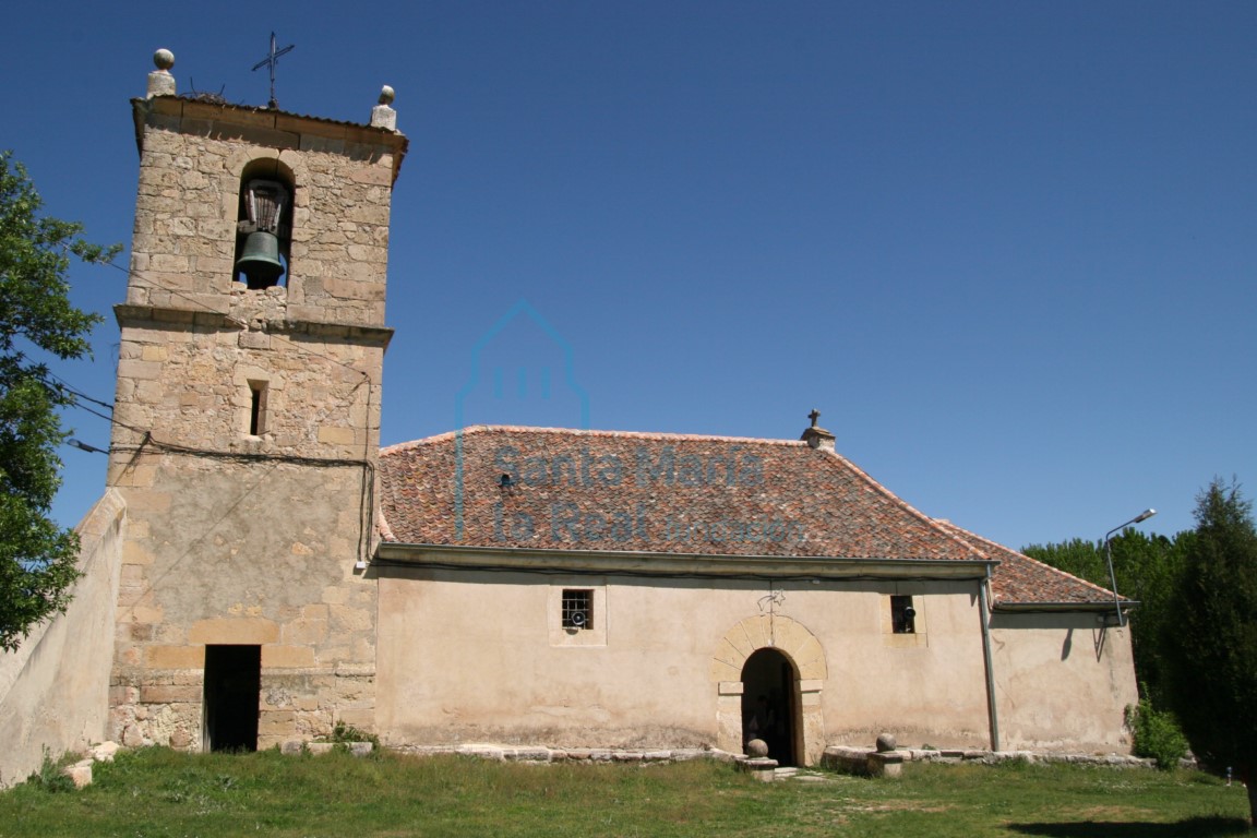 Vista de la iglesia desde el sur Vista de la iglesia desde el sur