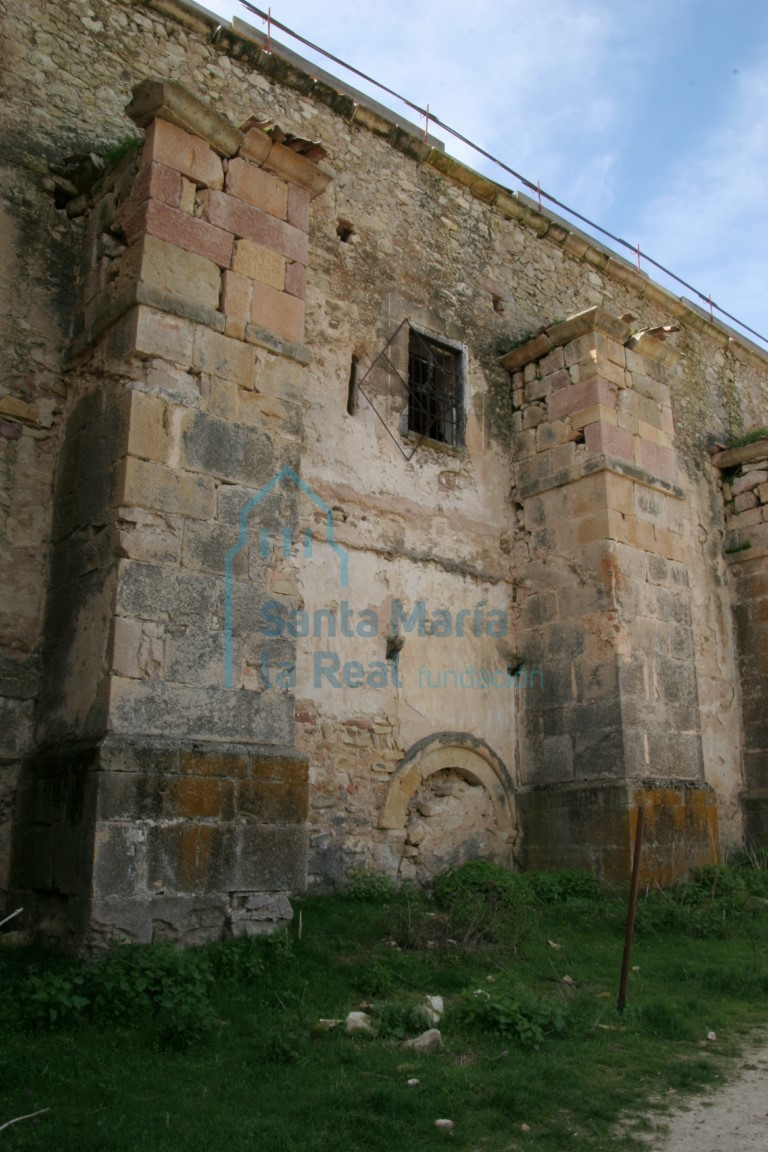 Exterior de contrafuertes de la fachada norte