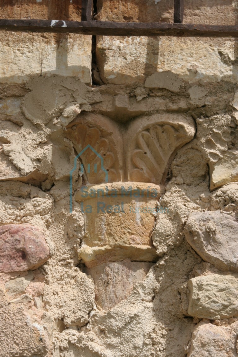 Detalle de capitel  de la galeria porticada