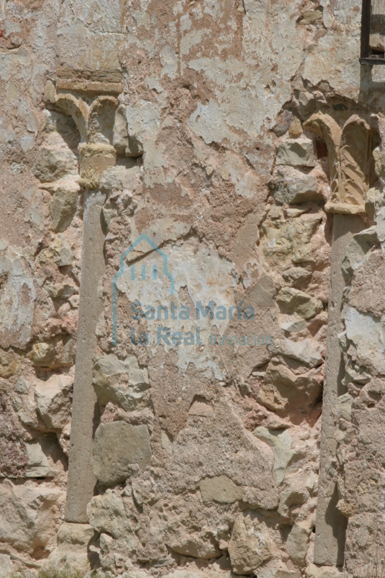 Detalle de columnas de la galeria porticada,embutidas en el muro