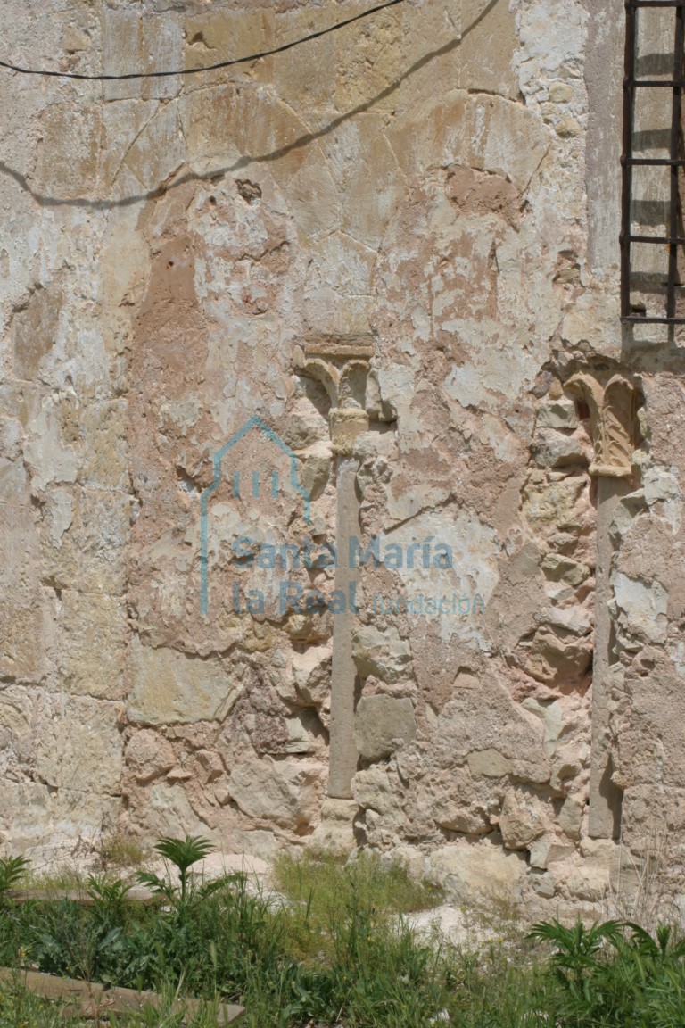 Detalle de columnas de la galeria porticada, embutidas en el muro