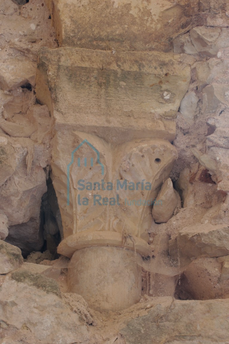 Detalle de capitel embutido en el muro