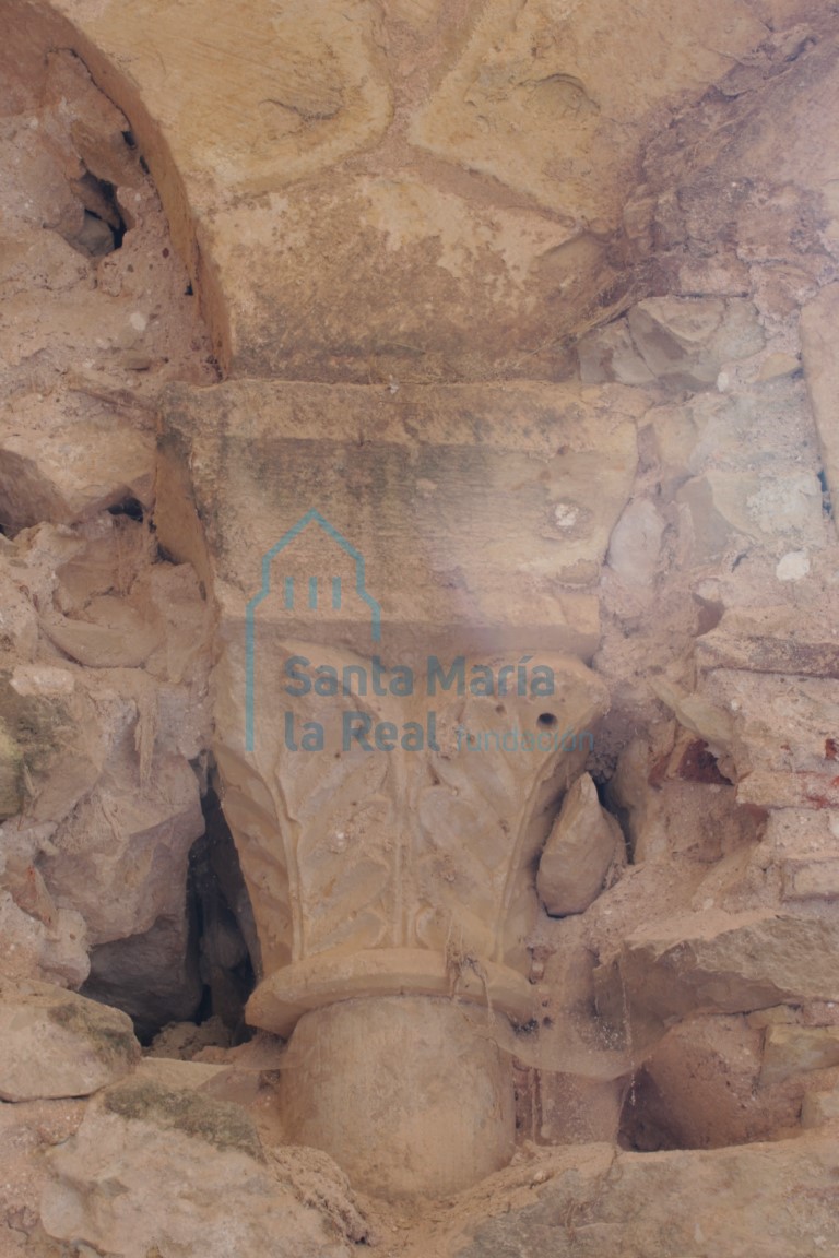 Detalle del capitel interior de la galeria porticada