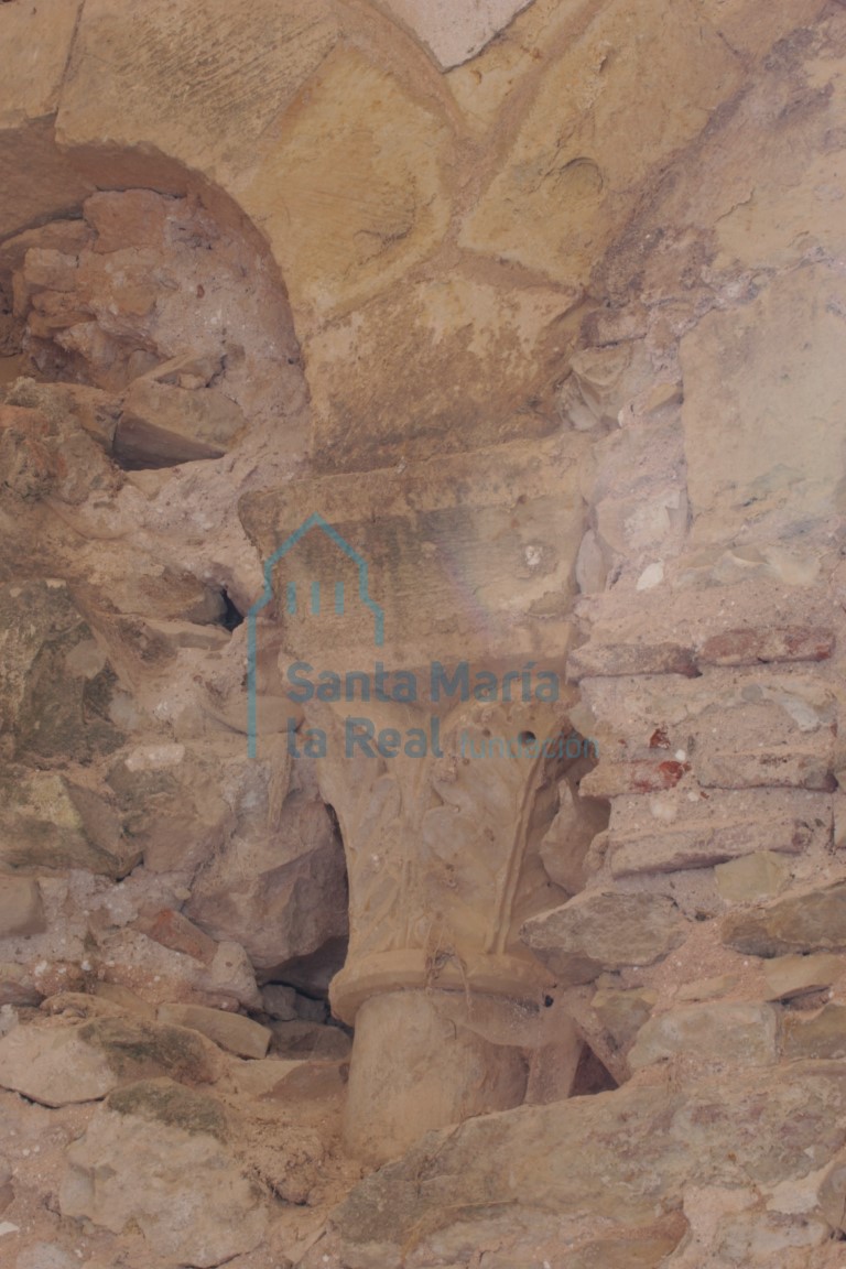 Detalle del arco y capitel interior de la galeria porticada
