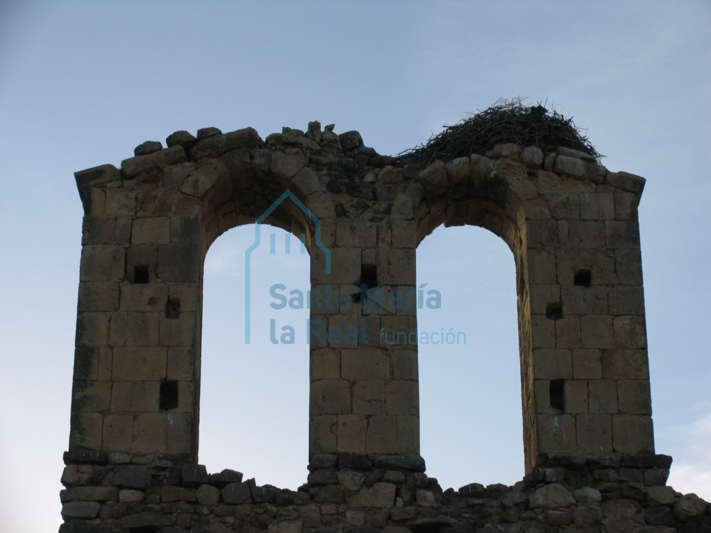 Detalle de las troneras de la espadaña vistas desde el este