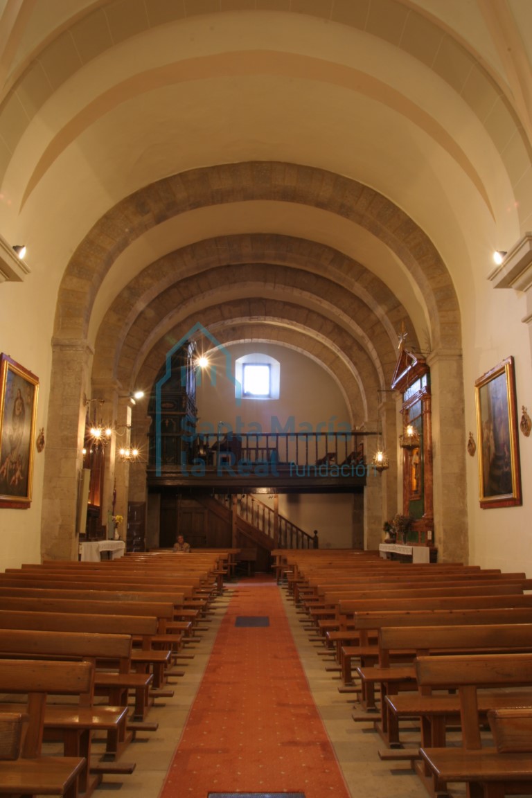 Interior de la nave vista hacia los pies