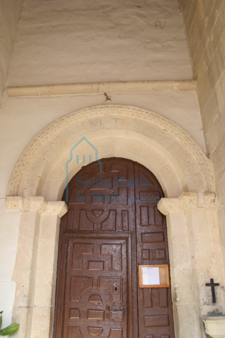 Vista de la portada de la iglesia