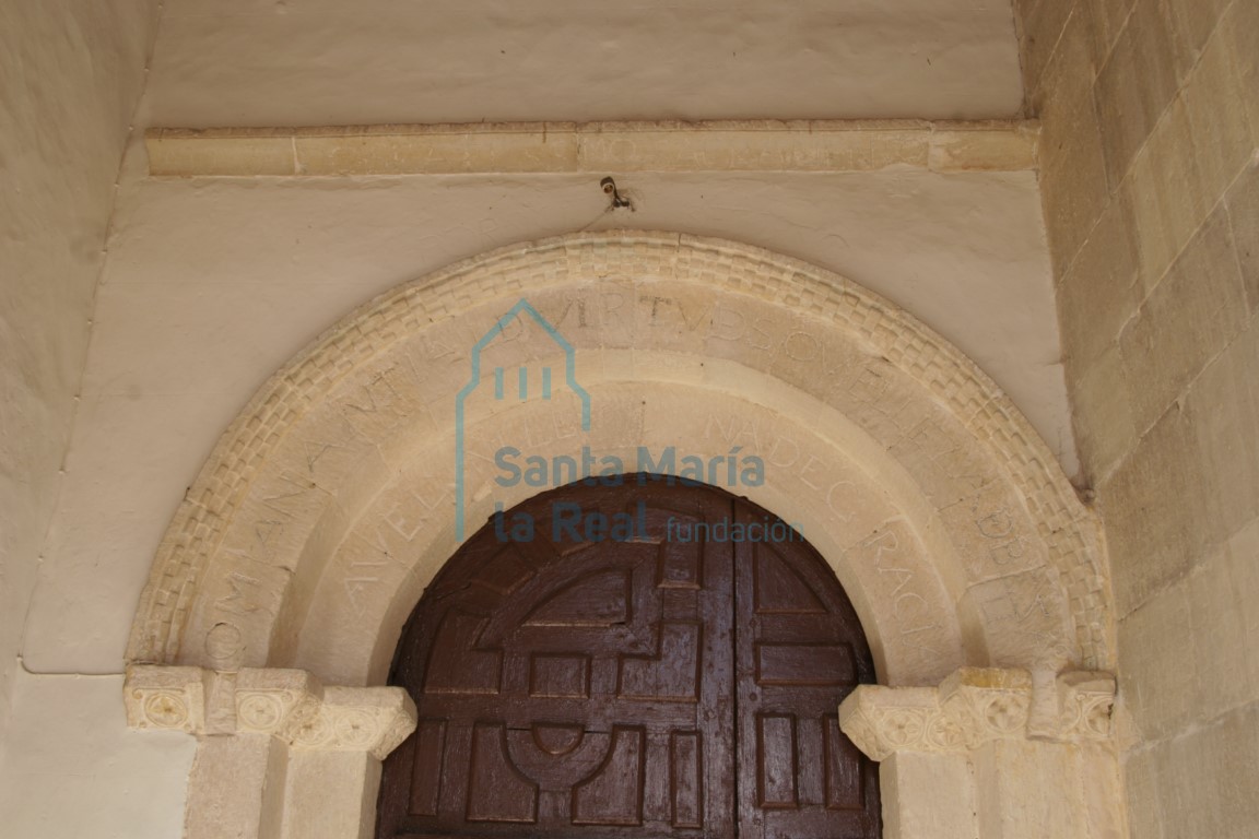 Detalle de las arquivoltas y la imposta de la portada de la iglesia