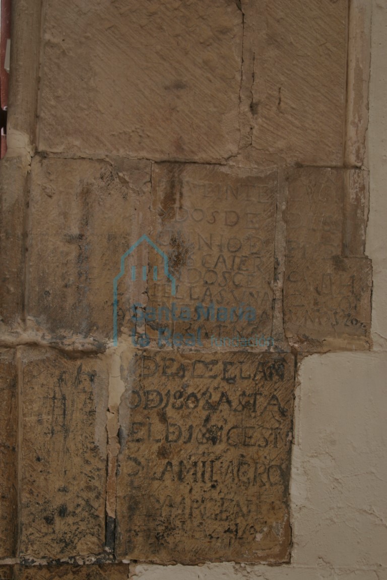 Inscripciones en el interior del pórtico