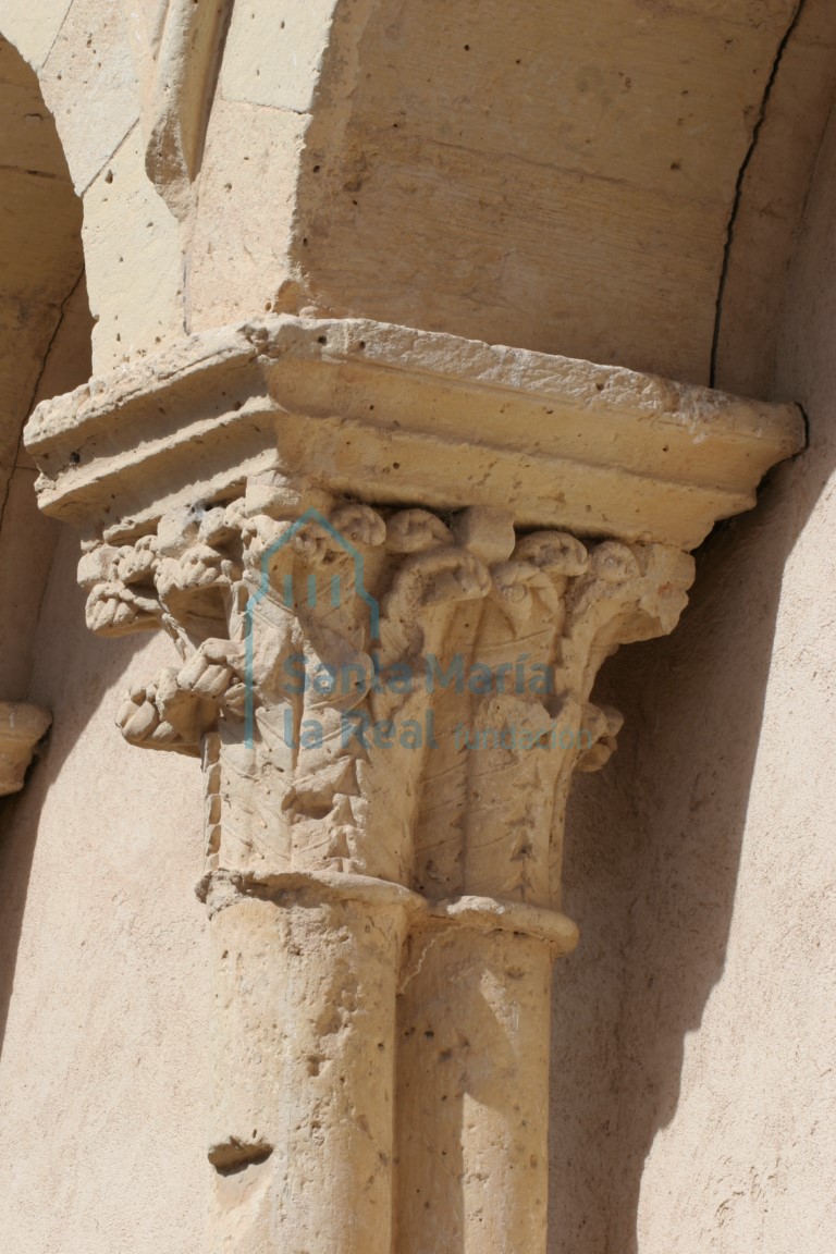 Capitel de la galería porticada con decoración vegetal