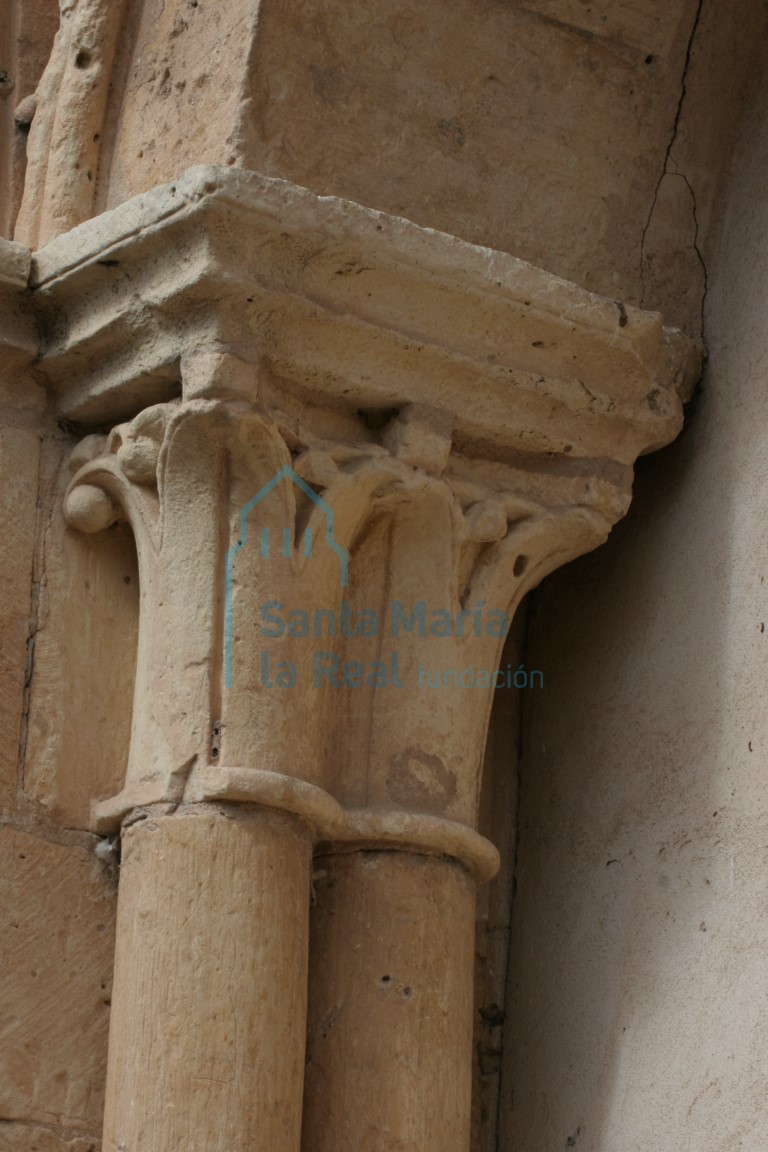 Capiteles dobles de la galería porticada