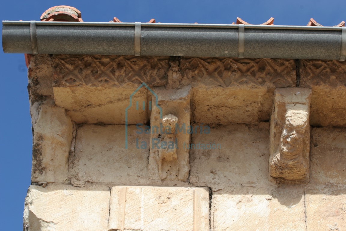 Canecillos en la cornisa de la galería porticada