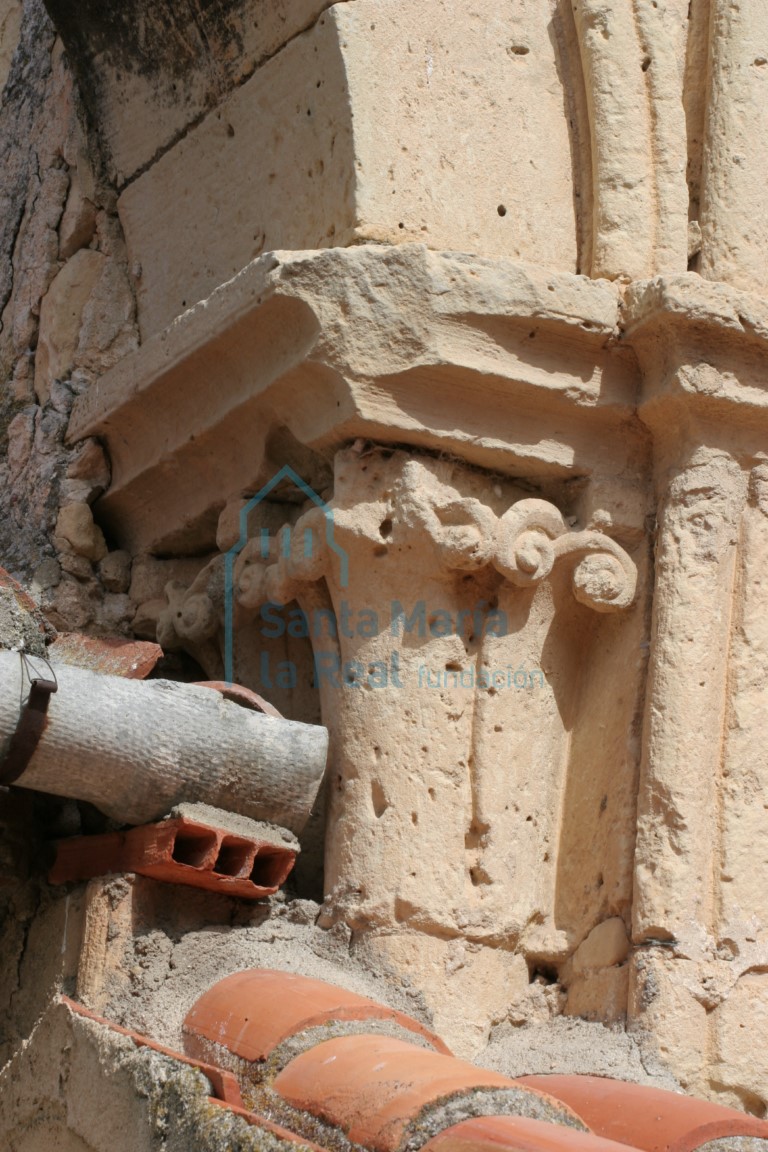 Capiteles dobles de un arco cortado de la galería porticada