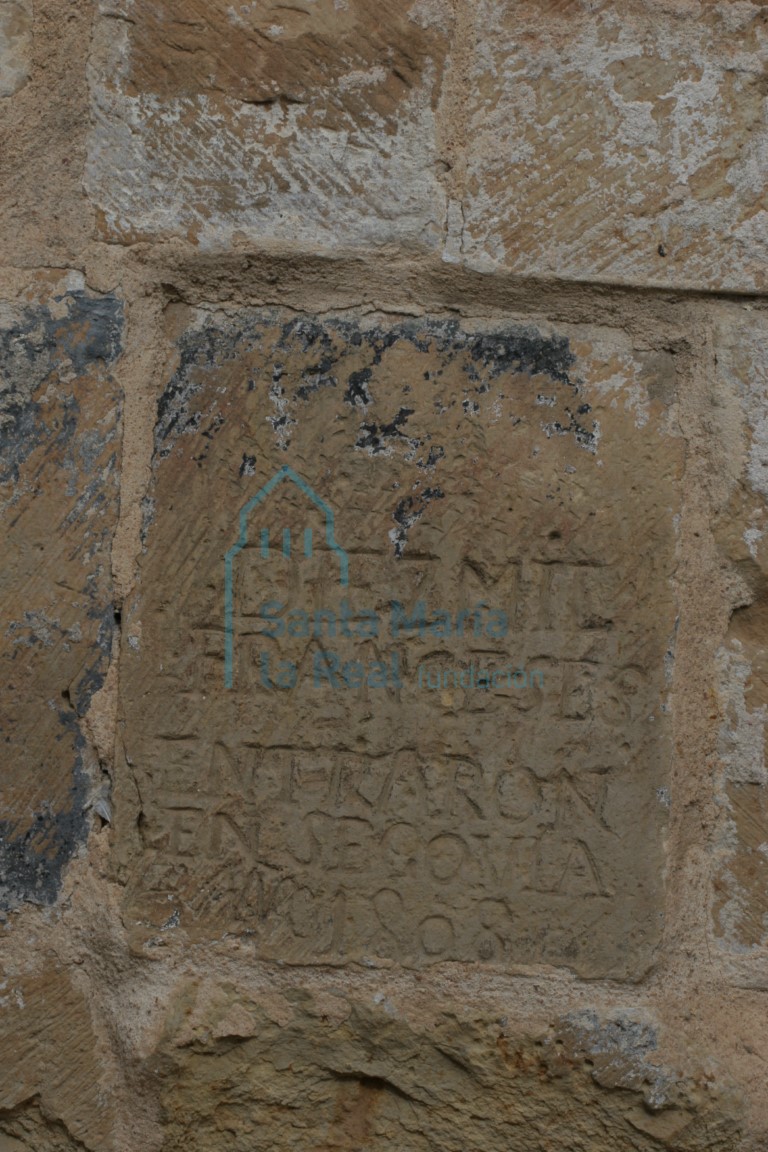 Inscripción en el pórtico que recuerda la toma de Segovia por lo franceses