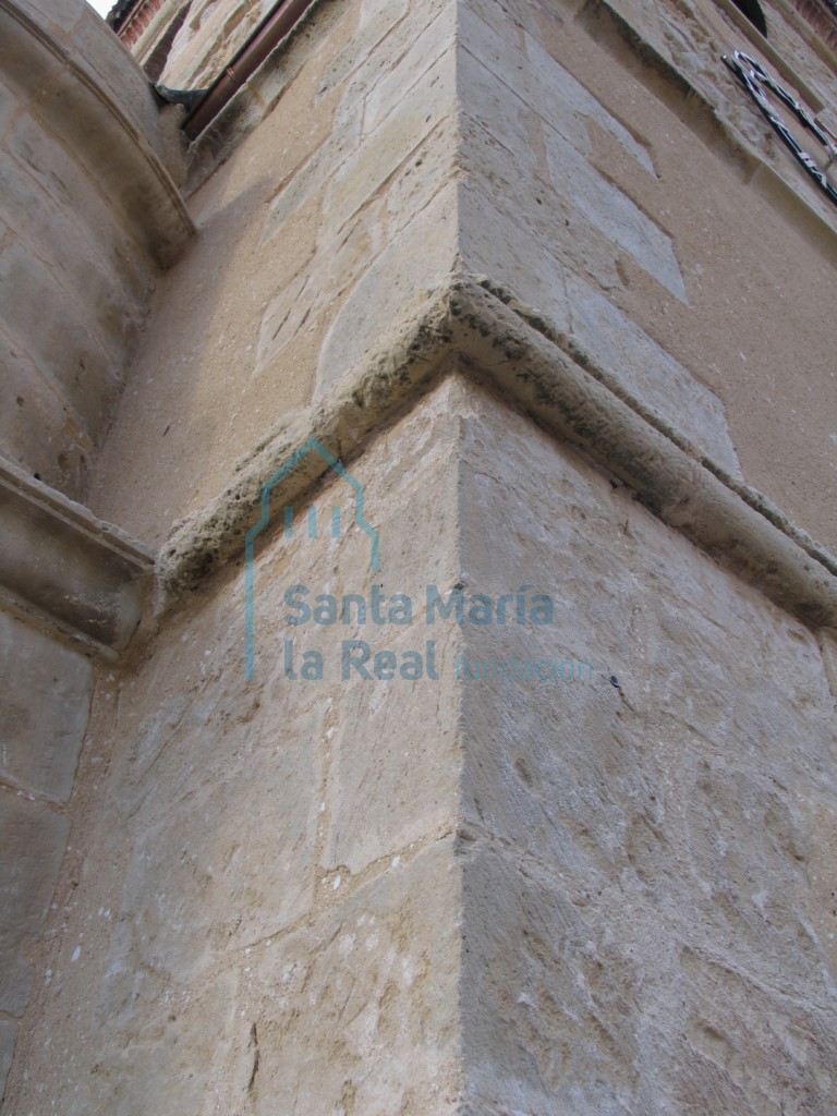 Detalle de la imposta en listel de la torre