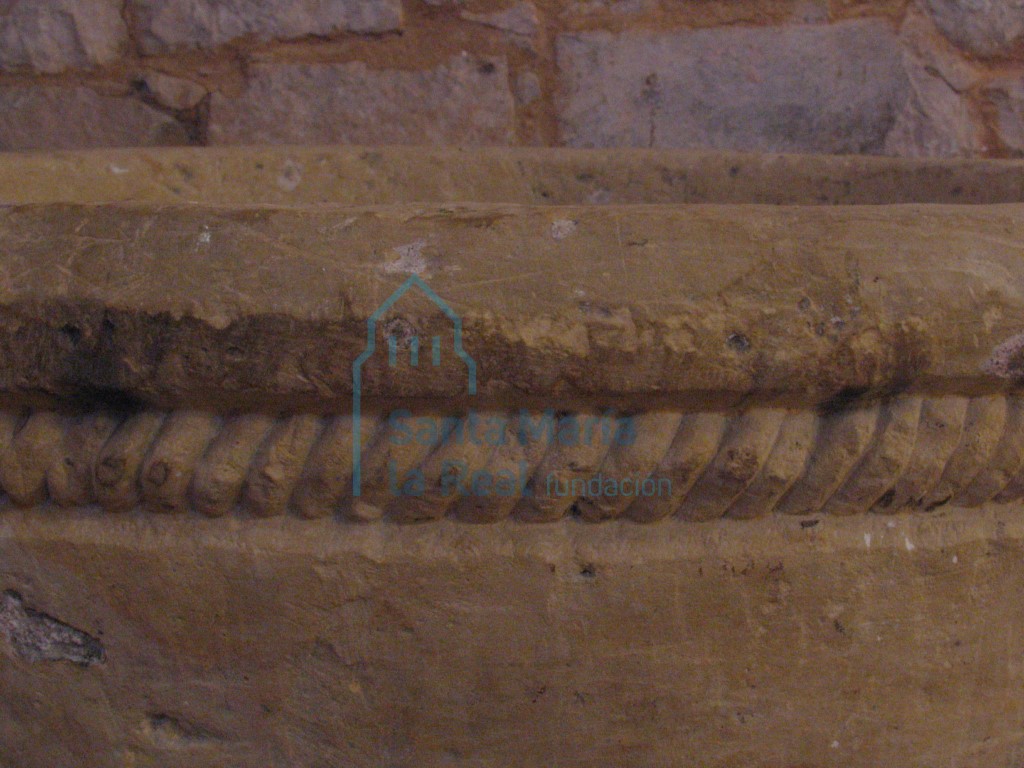 Detalle de la pila bautismal