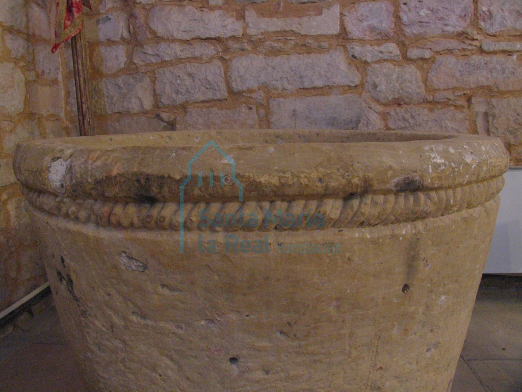 Detalle de la pila bautismal