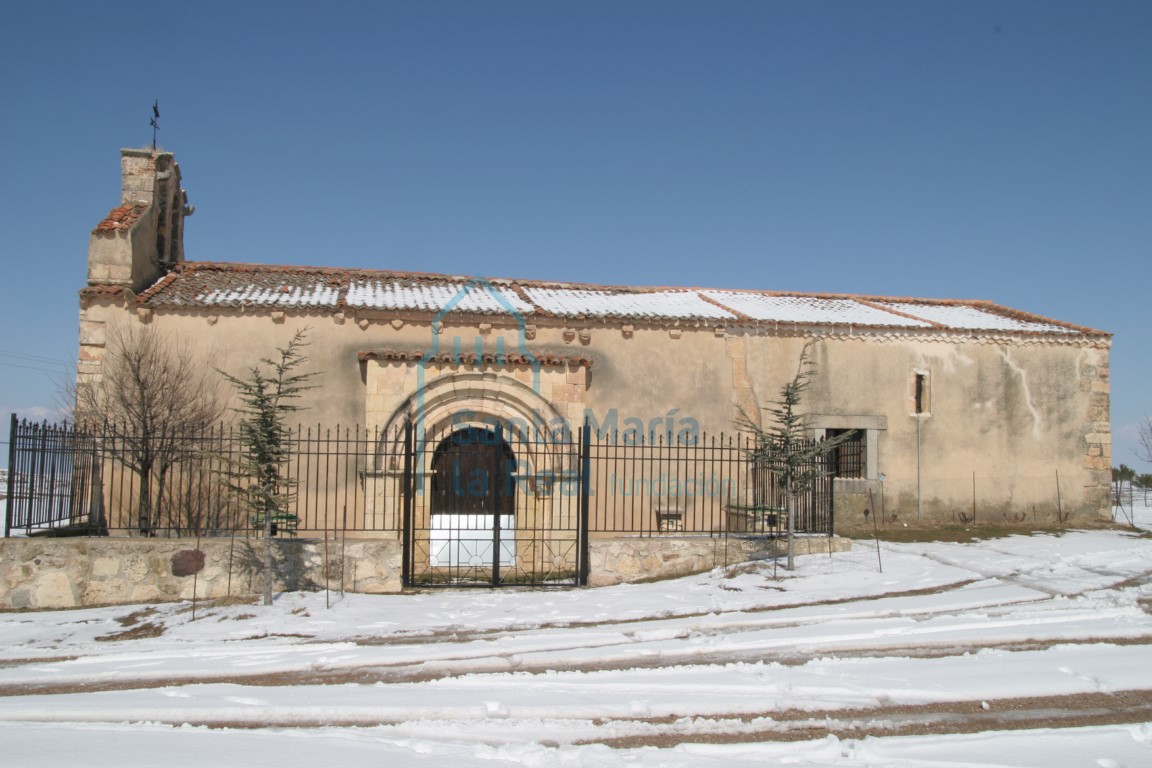 Vista de la iglesia desde el sur