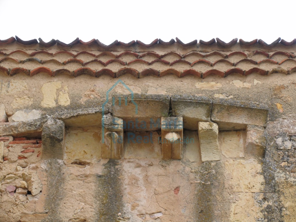 Canecillos en el muro meridional