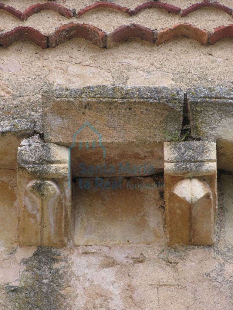 Canecillos en el muro meridional