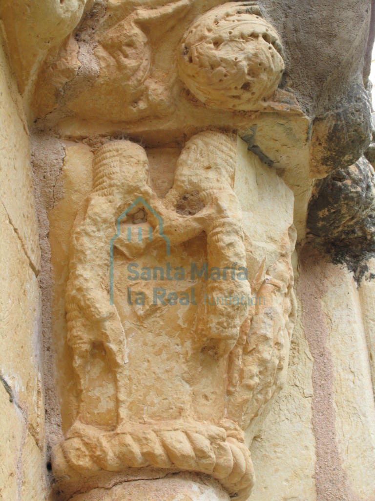 Detalle del capitel de la portada meridional