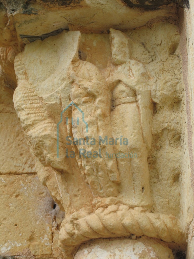 Detalle del capitel de la portada meridional