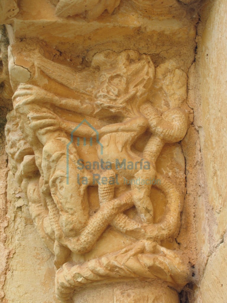 Detalle del capitel de la portada meridional
