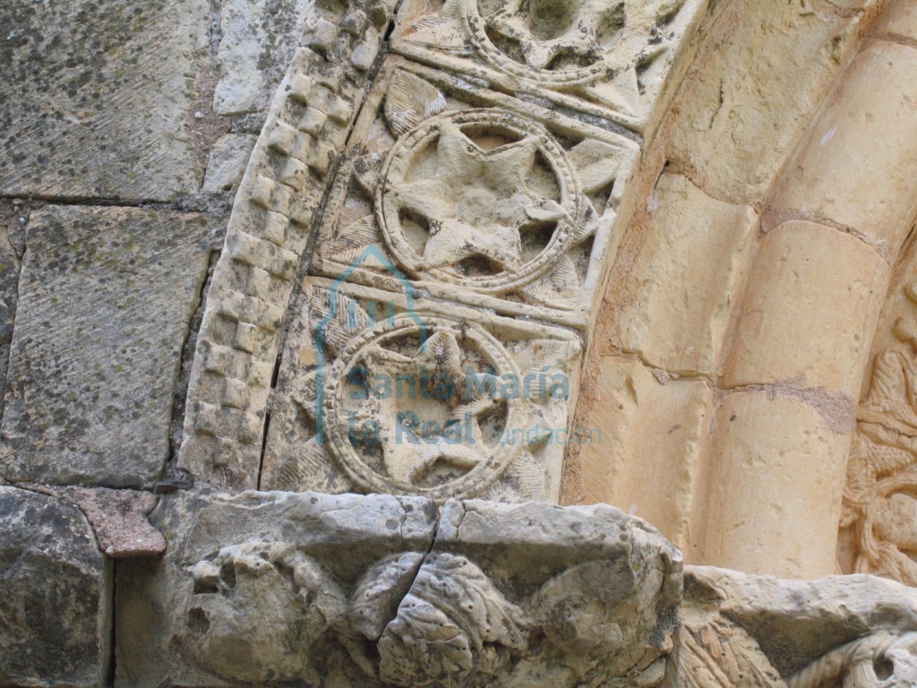 Detalle de la arquivolta de la portada