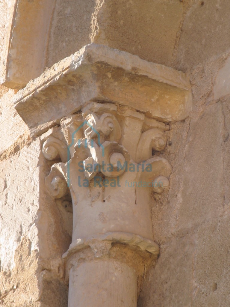 Capitel de la ventana absidal