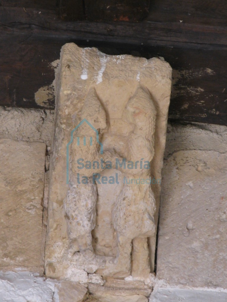 Canecillo dos guerreros en la nave sur