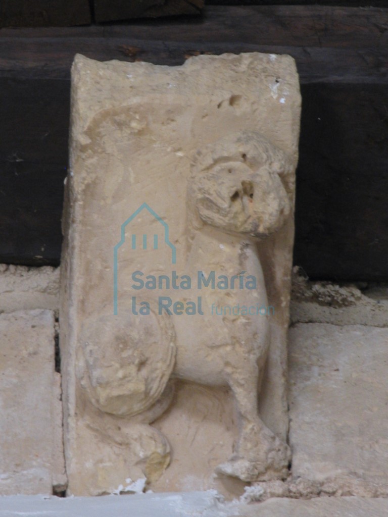 Canecillo de una figura de animal de la nave sur
