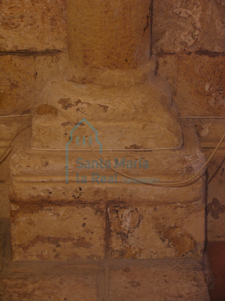 Basa de unas de las columnas del arco triunfal Basa de unas de las columnas del arco triunfal