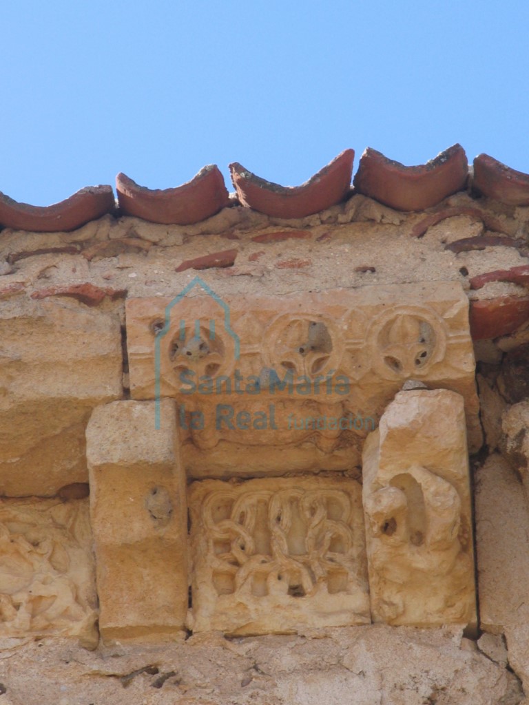 Canecillos y metopas del muro norte del presbiterio