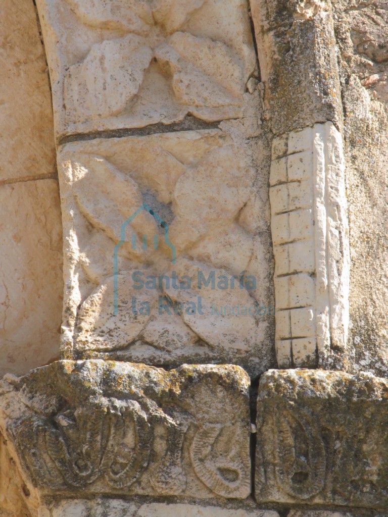 Detalle de la arquivolta exterior de la portada meridional