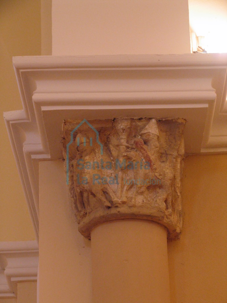 Capitel izquierdo del arco triunfal, combate entre dos caballeros