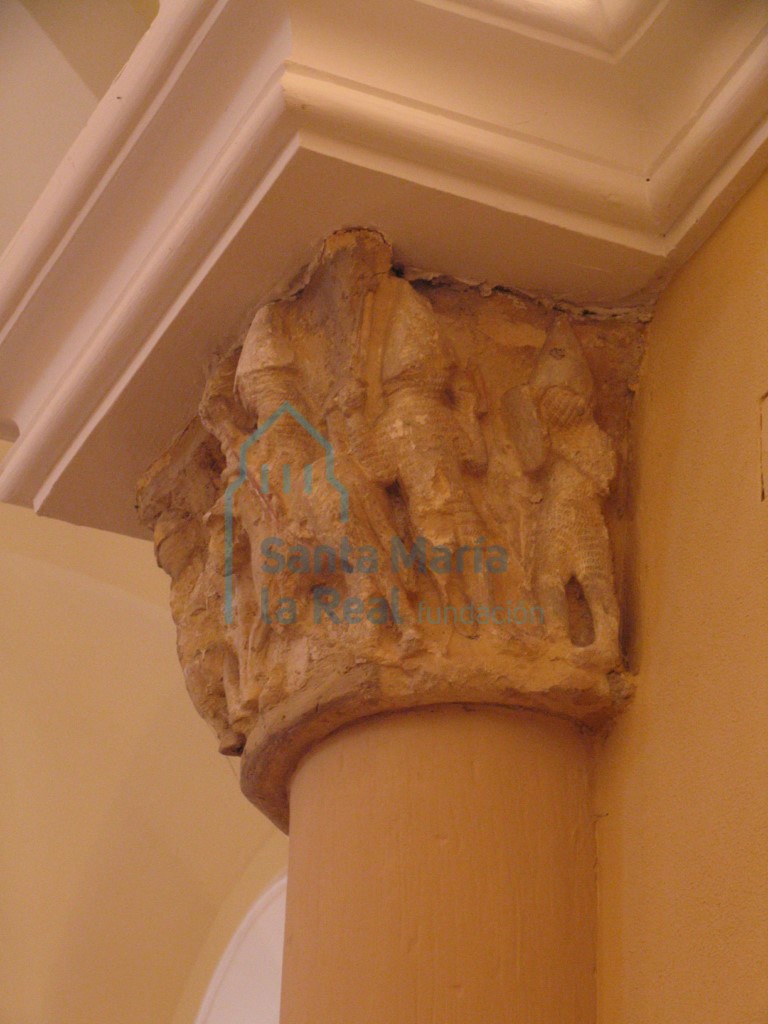 Capitel izquierdo del arco triunfal, dos soldados con cota de malla Capitel izquierdo del arco triunfal, dos soldados con cota de malla