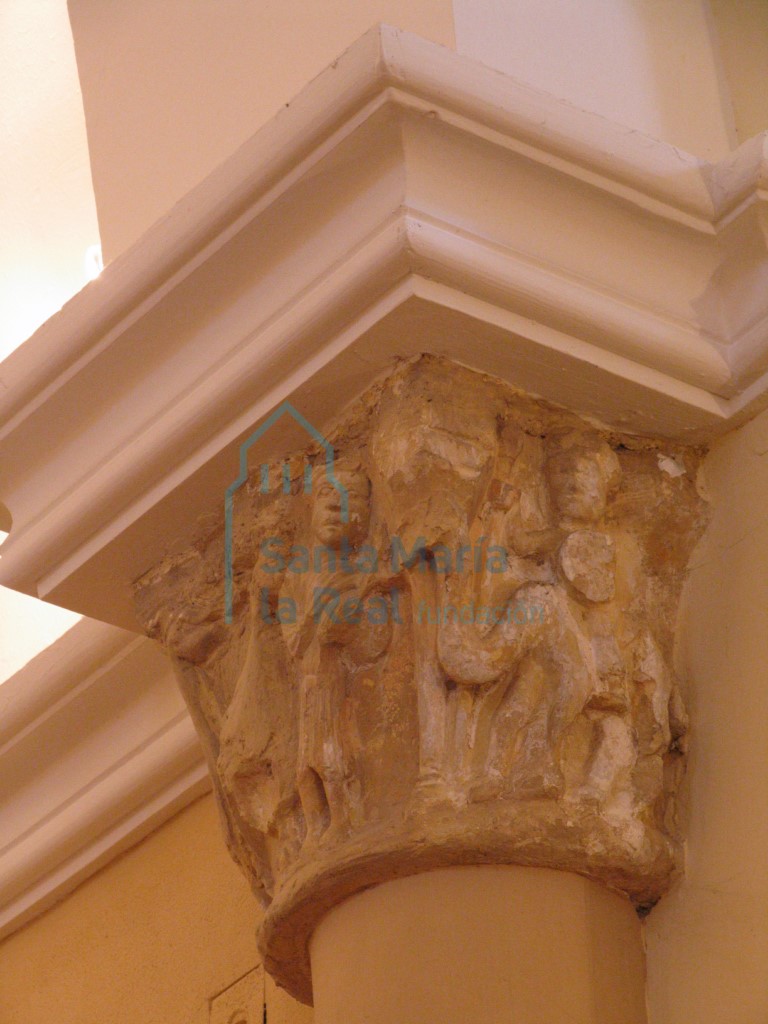 Capitel derecho del arco triunfal, un jinete a lomos de un dromedario