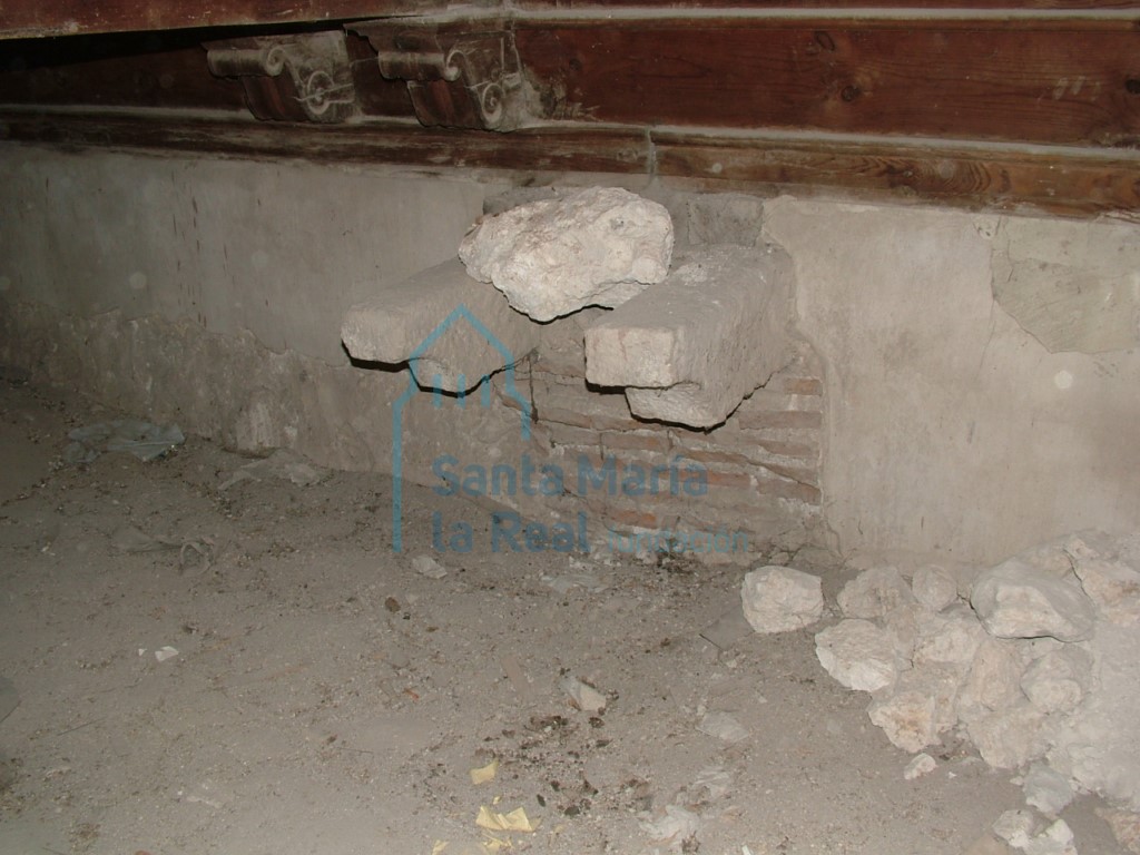 Canecillos en la bajocubierta