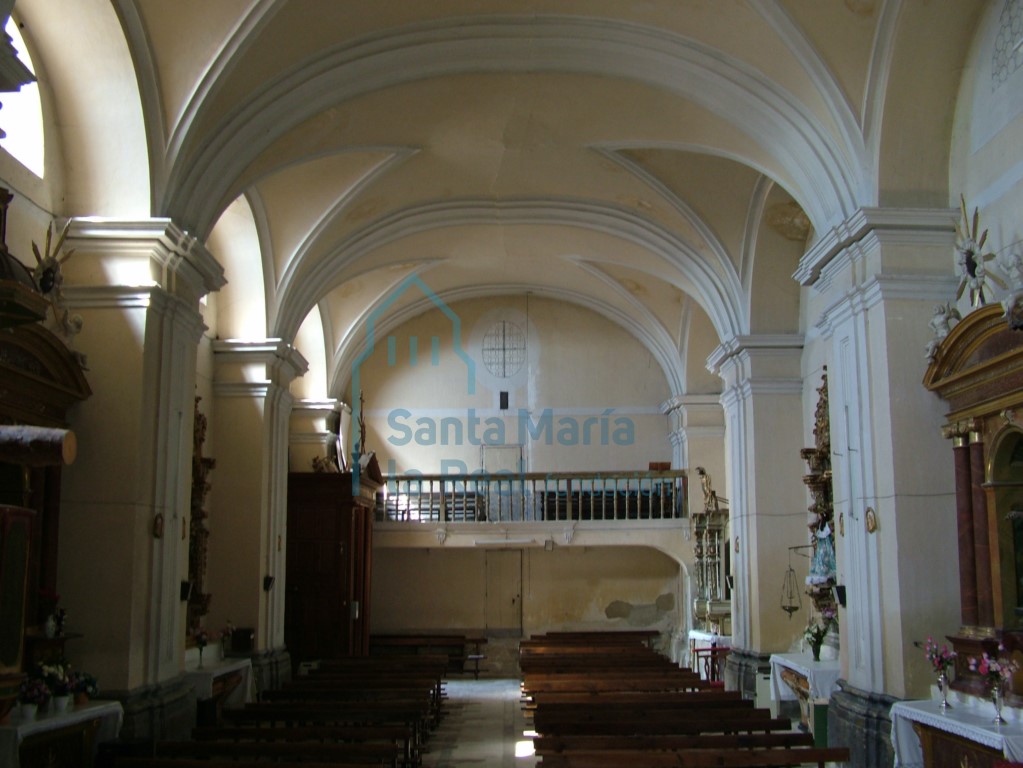 Vista del interior de la iglesia desde la cabecera