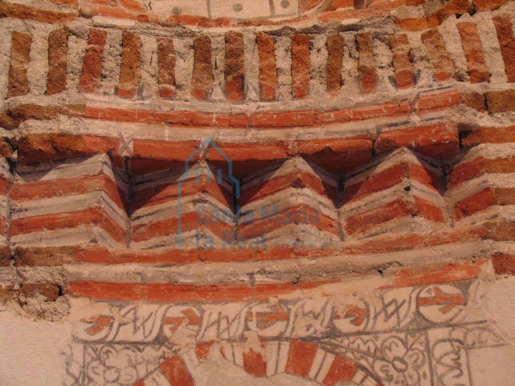 Detalle del friso de esquinillas del ábside de la epístola