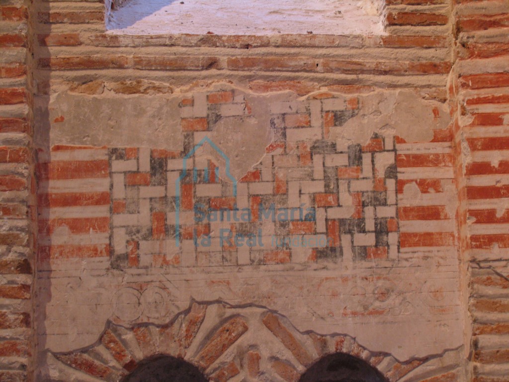 Detalle de restos de policromía en el presbiterio del ábside meridional sobre las hornacinas