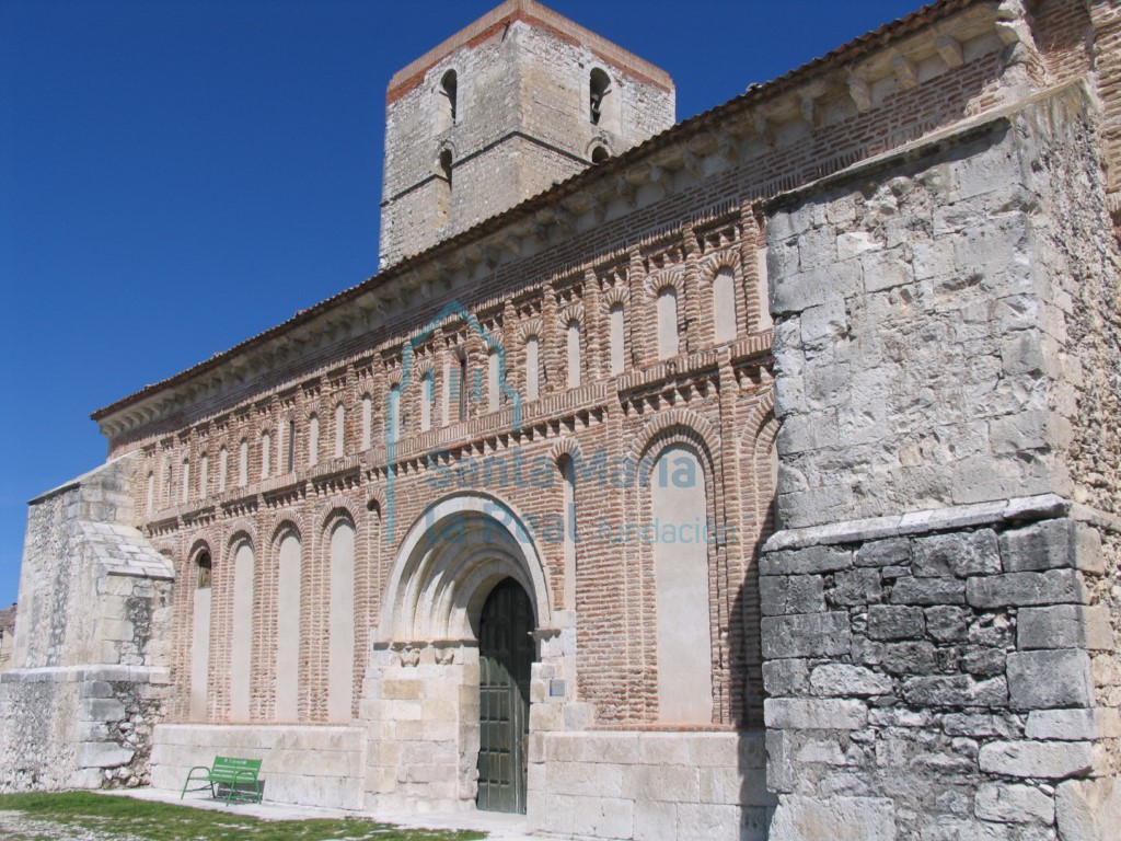 Vista exterior de la fachada sur