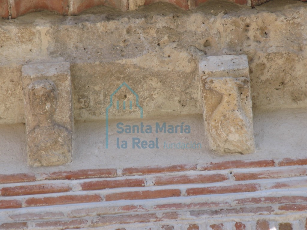 Canecillos en la cornisa de la fachada sur . Mujer y asno