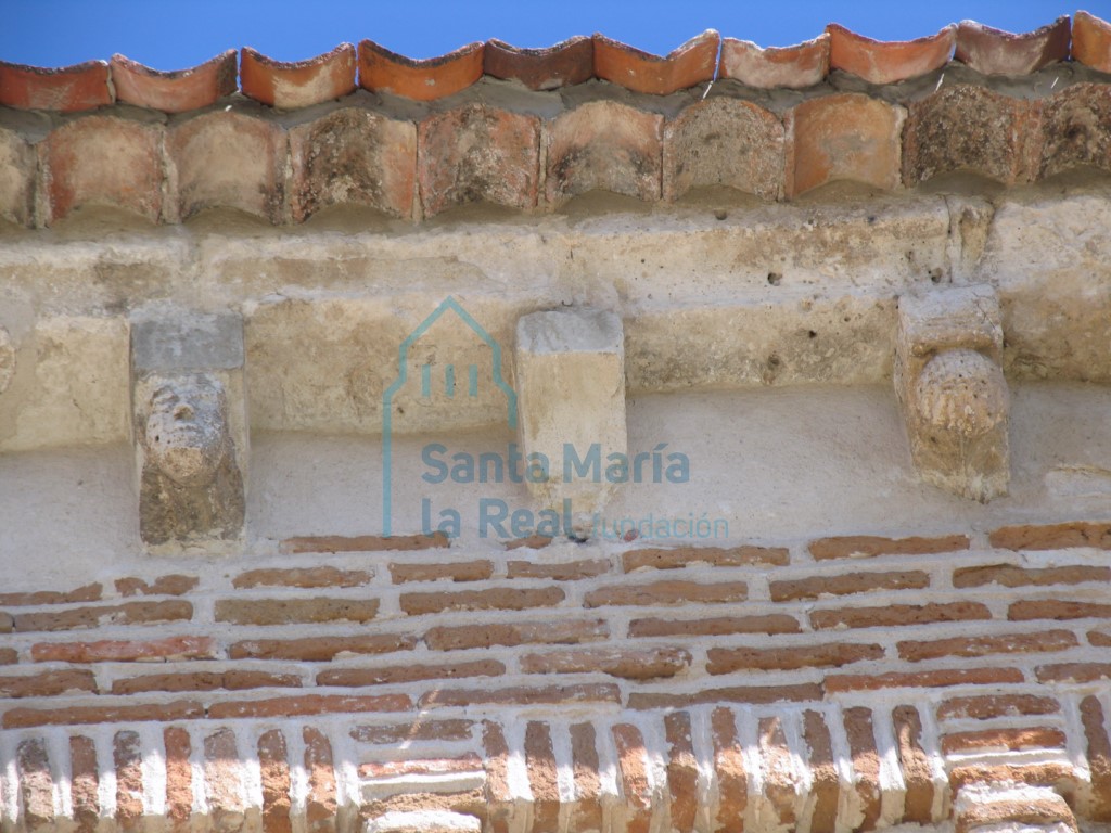 Canecillos en la cornisa de la fachada sur. Rostro de varón, caveto y motivo vegetal Canecillos en la cornisa de la fachada sur. Rostro de varón, caveto y motivo vegetal