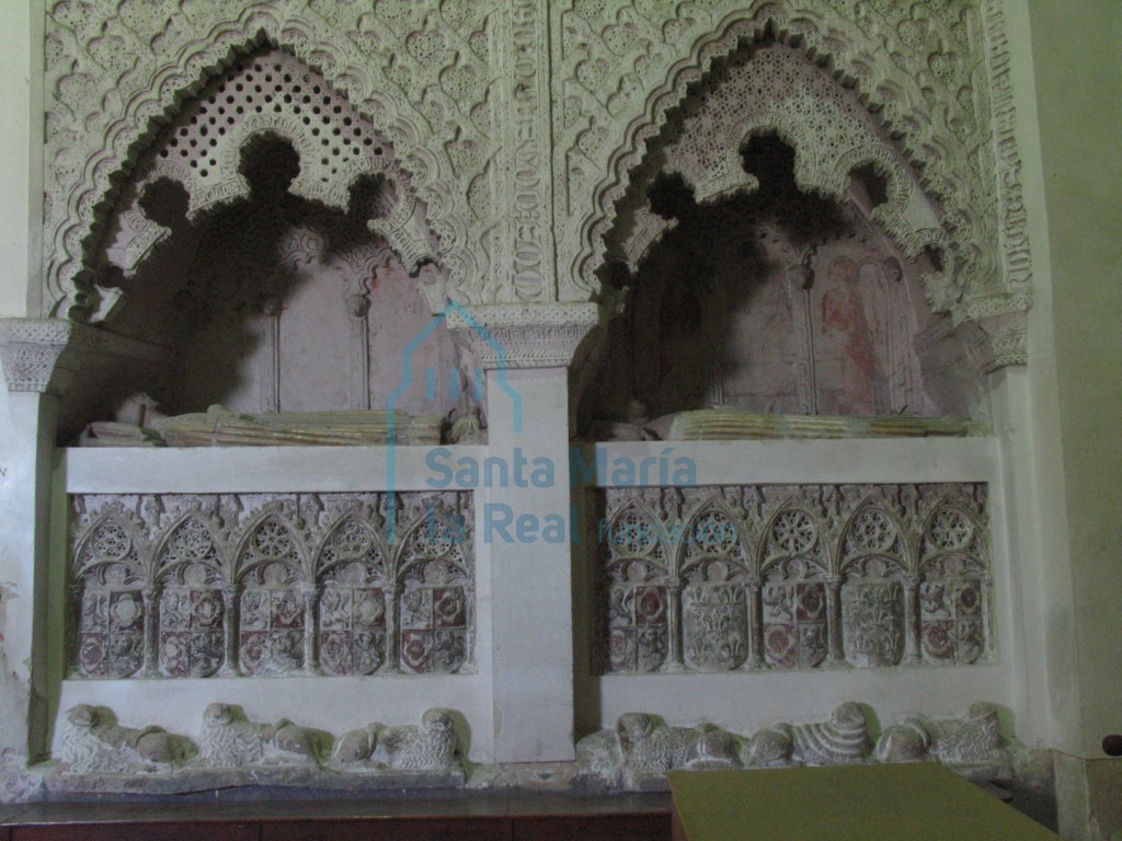 Arcosoleos en el interior del presbiterio